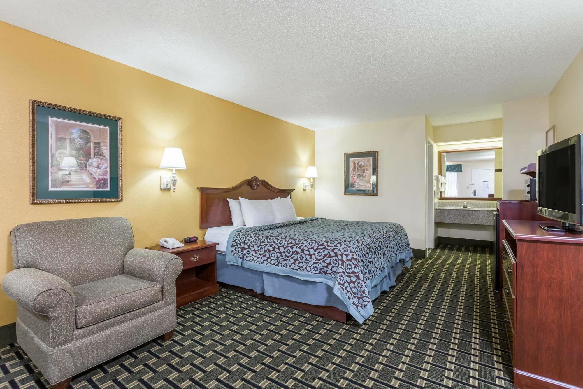 Days Inn & Suites By Wyndham Warner Robins Near Robins Afb Kültér fotó