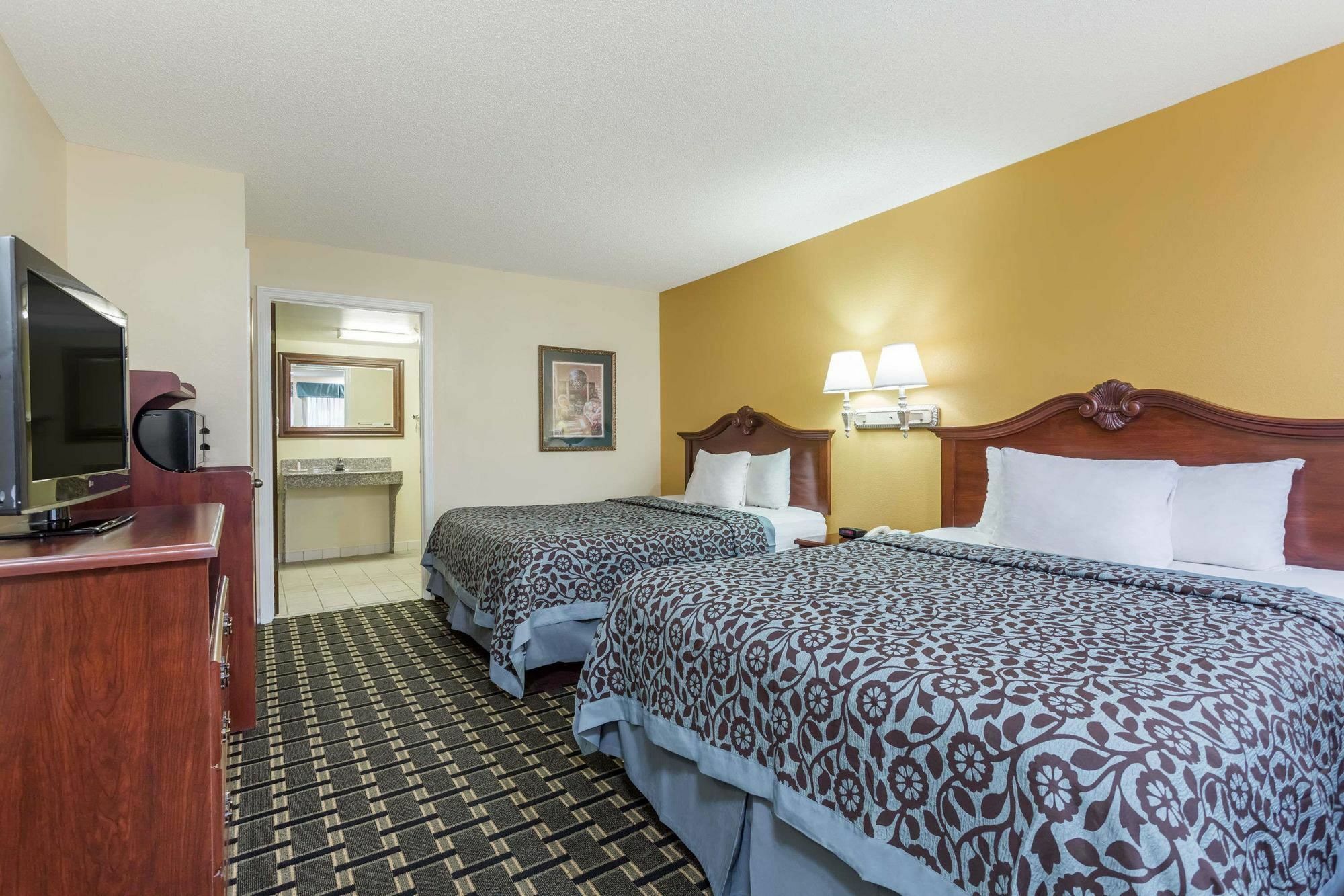 Days Inn & Suites By Wyndham Warner Robins Near Robins Afb Kültér fotó